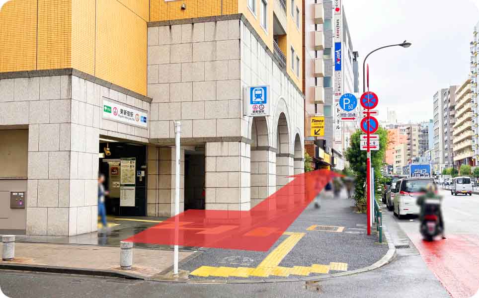 東新宿駅A1出口の外観の写真