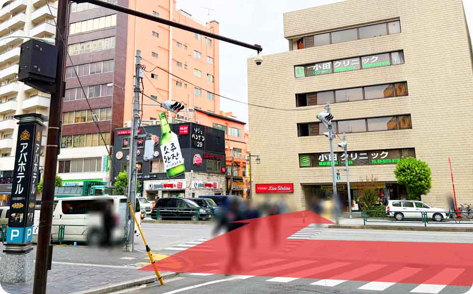 アパホテル東新宿 歌舞伎町タワー店前の横断歩道の写真