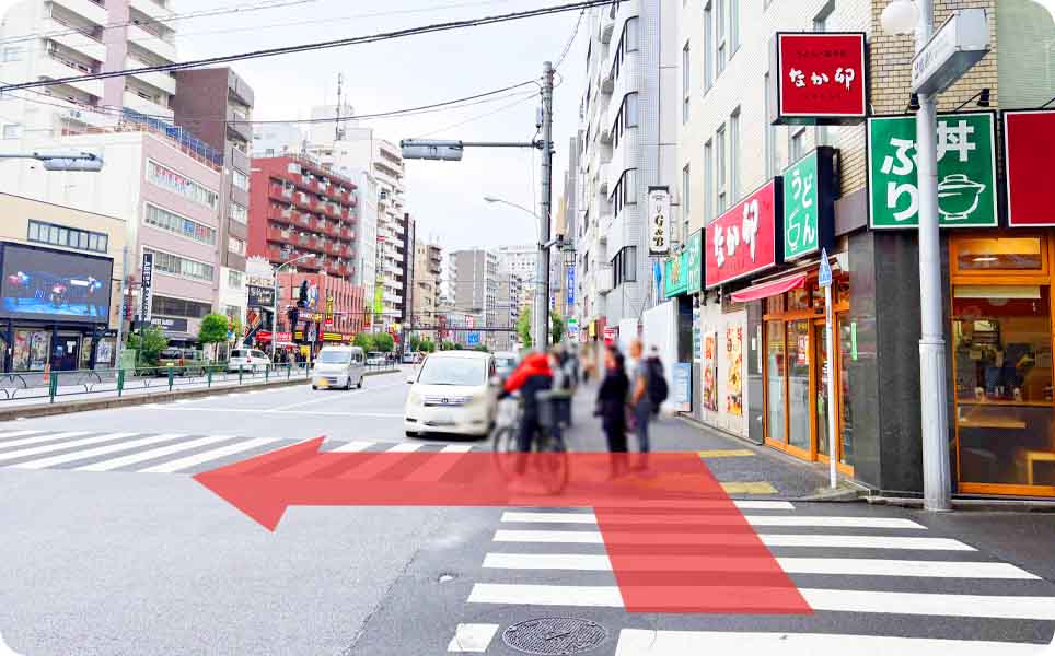 なか卯新宿職安通り店の交差点のの写真