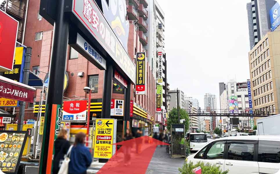 道沿いのドン・キホーテ新宿店の写真