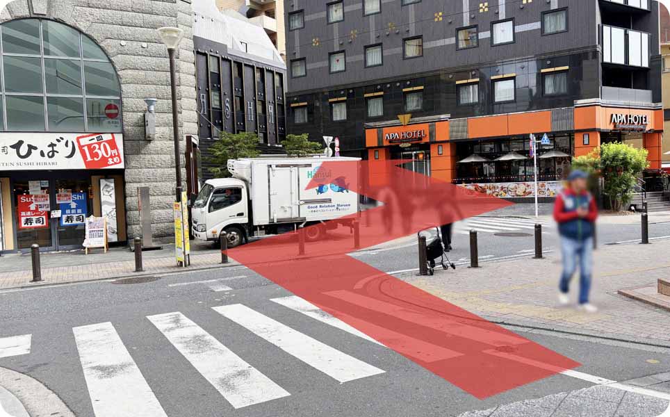 突き当りのアパホテル新宿歌舞伎町中央の丁字路の写真