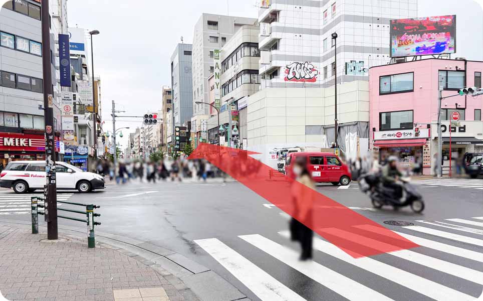 高架下の先の交差点の写真