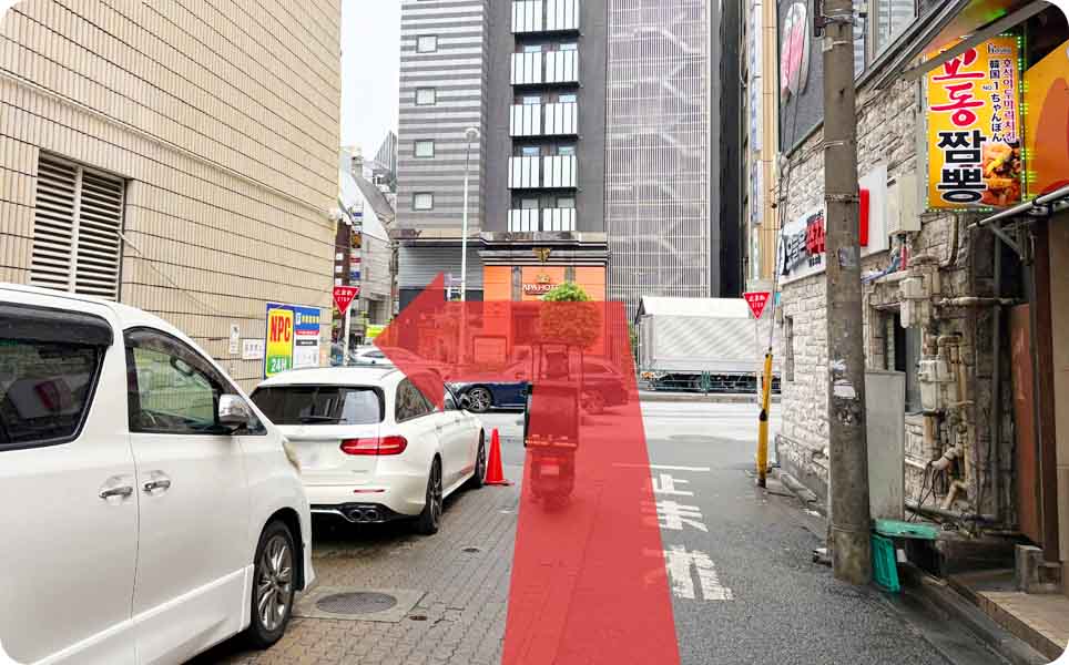 路地からの職安通りの写真